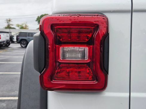 Used 2024 Jeep Wrangler Unlimited Rubicon AWD/4WD image 9