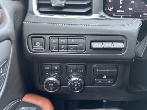 Used 2024 GMC Yukon Denali Ultimate image 17