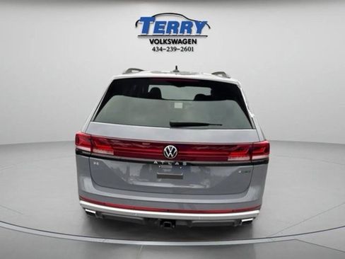 New 2026 Volkswagen Atlas Peak Edition image 2