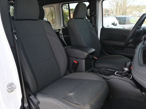 Used 2025 Jeep Wrangler Sahara image 17