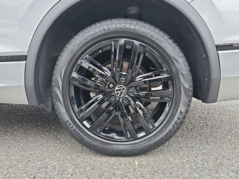 Certified 2022 Volkswagen Tiguan SE R-Line image 9