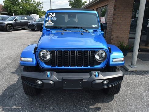 Used 2024 Jeep Wrangler Unlimited w/ Convenience Group AWD/4WD image 8