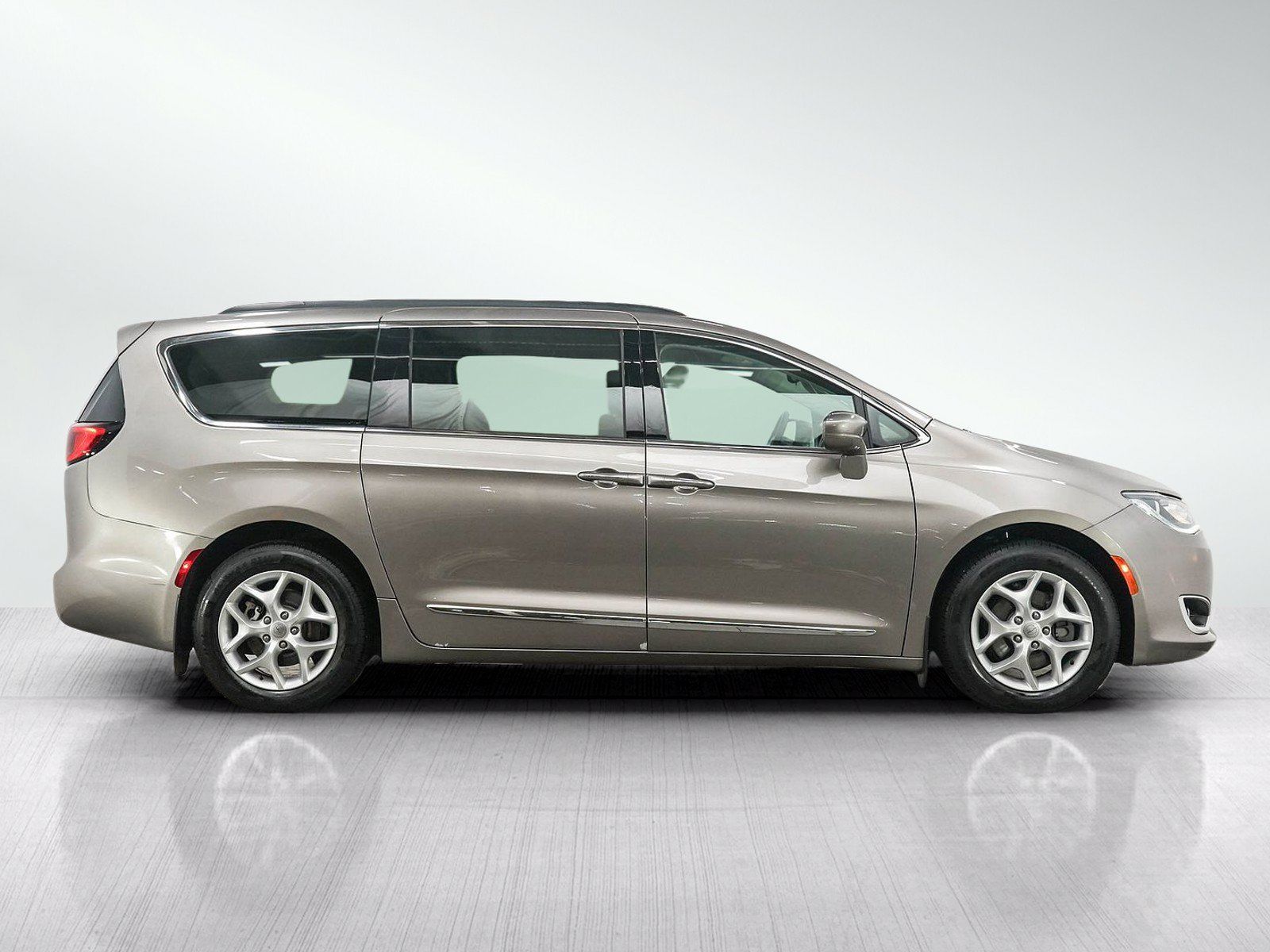 Used 2017 Chrysler Pacifica Touring-L w/ Tire & Wheel Group FWD image 6