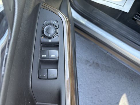 Used 2023 GMC Acadia SLE FWD image 16