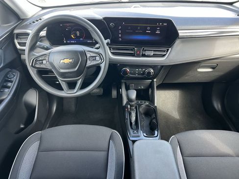 Used 2025 Chevrolet TrailBlazer LT image 2