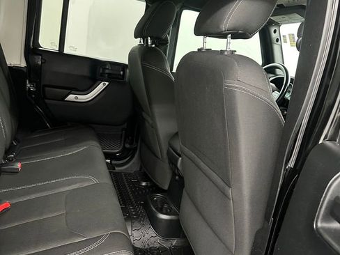 Used 2017 Jeep Wrangler Unlimited Sahara w/ Connectivity Group image 33