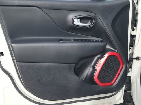 Used 2023 Jeep Renegade Trailhawk AWD/4WD image 7