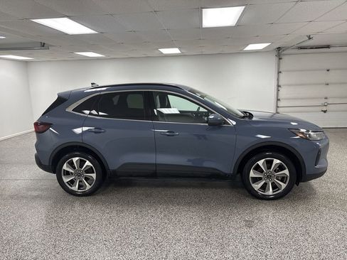 Used 2025 Ford Escape Platinum image 9