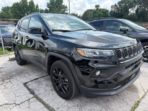 Used 2025 Jeep Compass Latitude w/ Altitude Special Edition AWD/4WD image 1