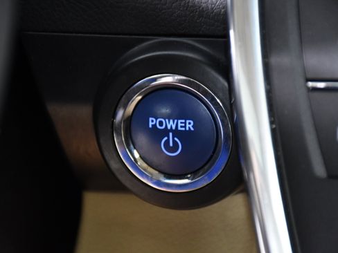 Used 2017 Toyota Camry XLE image 18