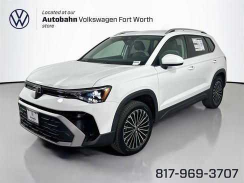 Certified 2025 Volkswagen Taos SE image 1