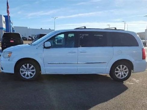 Used 2014 Chrysler Town & Country Touring image 5