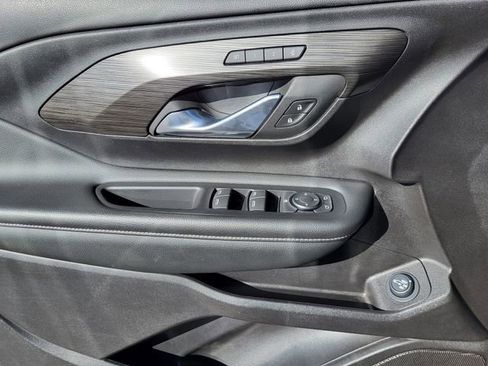 Used 2024 GMC Terrain SLT image 13