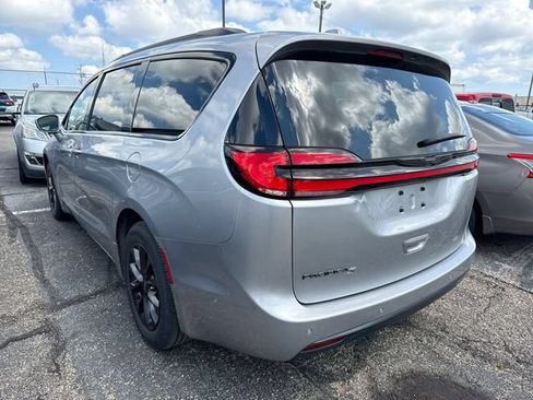 Used 2021 Chrysler Pacifica Touring-L w/ Uconnect Theater Family Group FWD image 2
