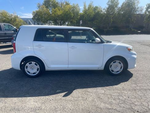 Used 2012 Scion xB FWD image 6