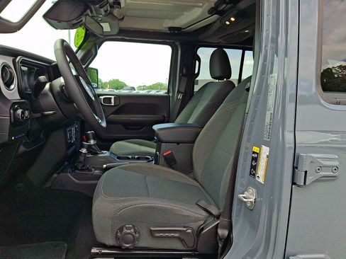 Used 2025 Jeep Wrangler Unlimited Sahara AWD/4WD image 13