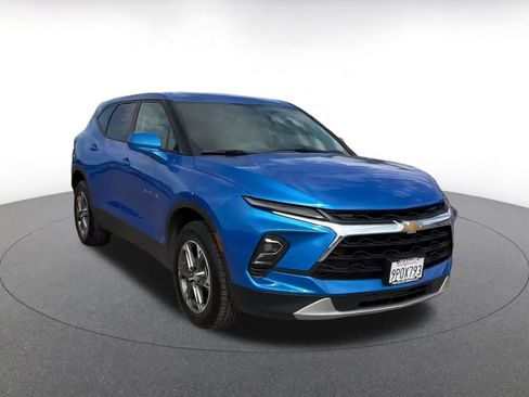 Used 2025 Chevrolet Blazer LT image 3
