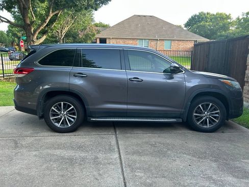 Used 2019 Toyota Highlander XLE FWD image 4