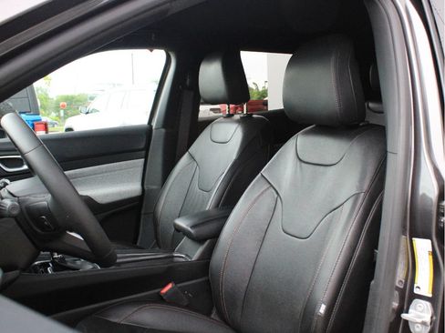 Used 2023 Jeep Compass Latitude AWD/4WD image 10