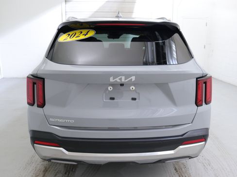 Used 2024 Kia Sorento S w/ Panoramic Sunroof Package image 8