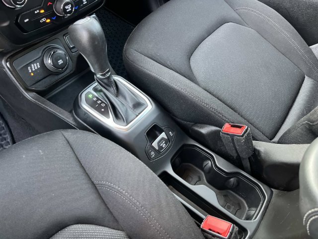 Used 2023 Jeep Renegade Latitude AWD/4WD image 30