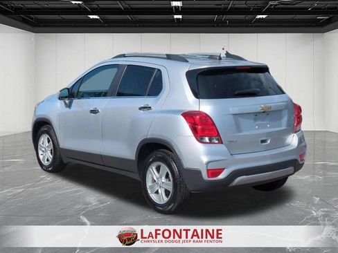 Used 2020 Chevrolet Trax LT w/ LT Convenience Package FWD image 3