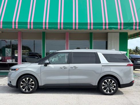 Used 2024 Kia Carnival EX FWD image 2