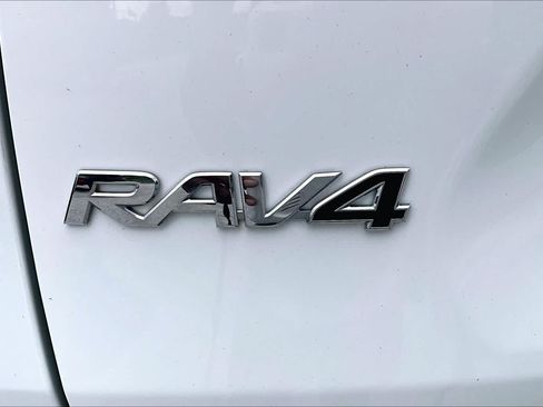 Used 2021 Toyota RAV4 LE AWD/4WD image 10