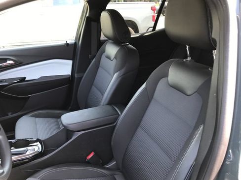 Certified 2025 Chevrolet Trax LT FWD image 5