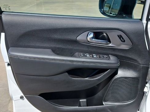 Used 2025 Chrysler Pacifica Select FWD image 13