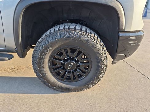 Used 2024 Chevrolet Silverado 2500 ZR2 w/ Technology Package image 10