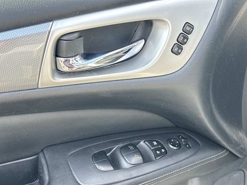 Used 2019 Nissan Pathfinder SL FWD image 17