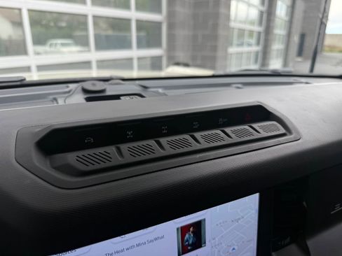 Used 2025 Ford Bronco Badlands image 41