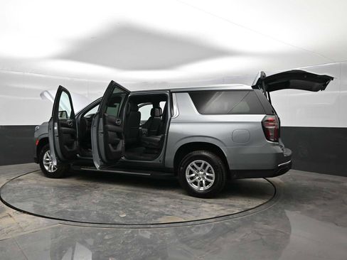 Used 2024 Chevrolet Suburban LT image 40