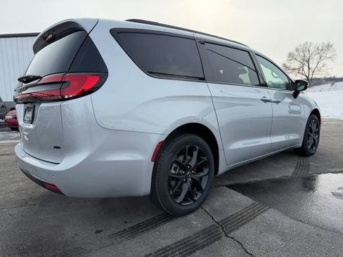 New 2026 Chrysler Pacifica Select w/ S Appearance Package image 6