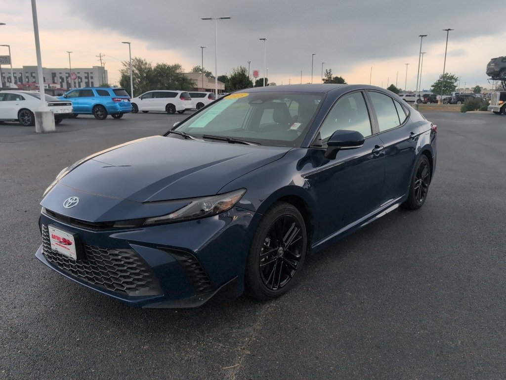 Used 2025 Toyota Camry SE FWD image 3