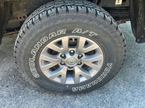 Used 2017 Toyota Tacoma SR5 w/ Tow Package AWD/4WD image 21