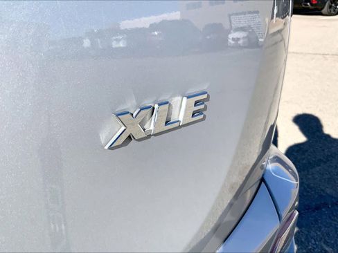 Used 2018 Toyota RAV4 XLE image 9