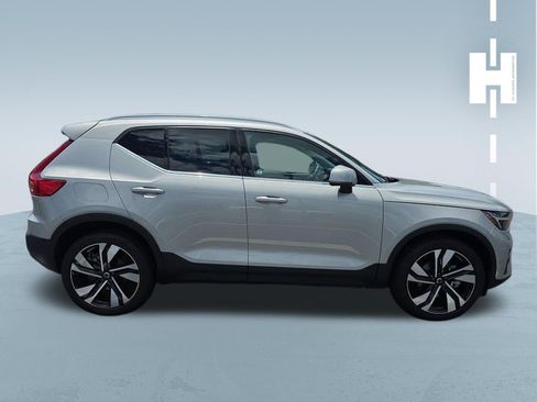 Used 2023 Volvo XC40 B5 Plus w/ Driver Assist Package AWD/4WD image 3