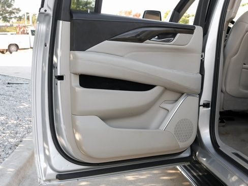 Used 2020 Cadillac Escalade ESV Luxury image 40