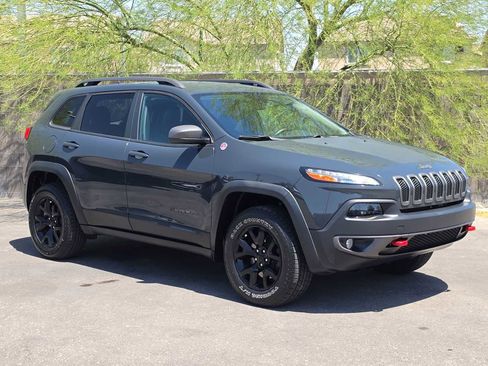 Used 2017 Jeep Cherokee Trailhawk w/ Cold Weather Group AWD/4WD image 2