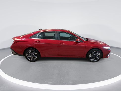 Certified 2025 Hyundai Elantra Limited FWD image 4