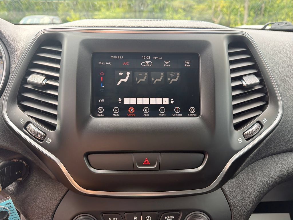 Used 2019 Jeep Cherokee Latitude w/ Popular Appearance Group AWD/4WD image 19
