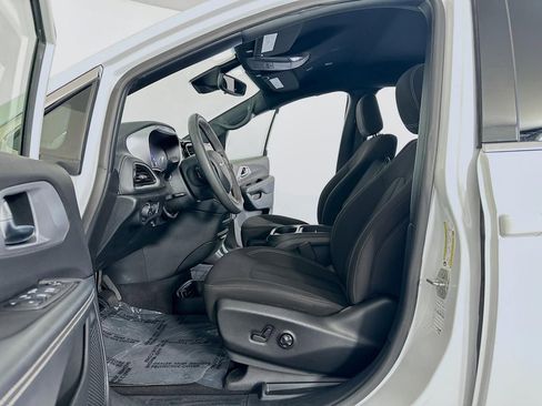 Used 2023 Chrysler Pacifica Touring image 17