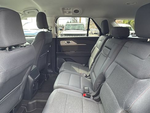 Used 2025 Ford Explorer Active AWD/4WD image 28