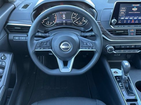 Used 2025 Nissan Altima 2.5 SV AWD/4WD image 15