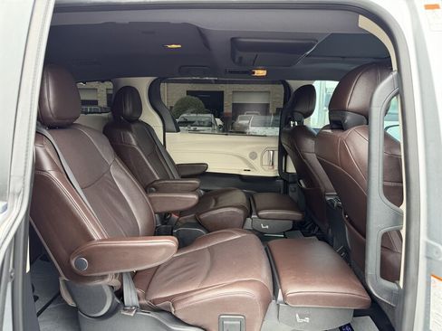Used 2021 Toyota Sienna Platinum FWD image 13