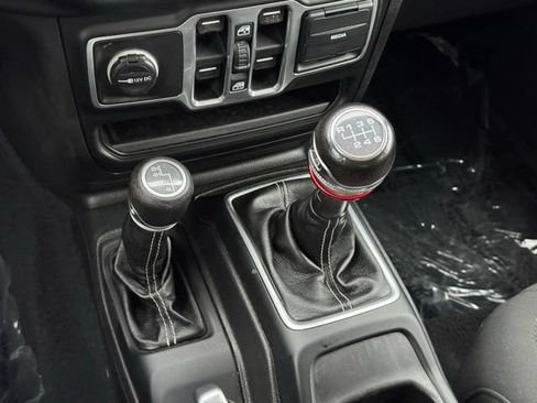 Used 2018 Jeep Wrangler Unlimited Sahara w/ Cold Weather Group AWD/4WD image 12