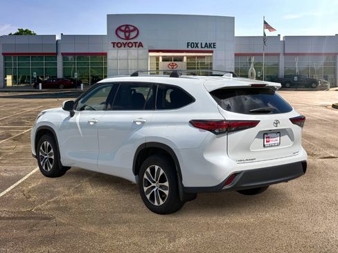 Used 2022 Toyota Highlander XLE AWD/4WD image 3