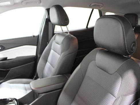 Used 2025 Chevrolet Trax LT w/ LT Convenience Package FWD image 4